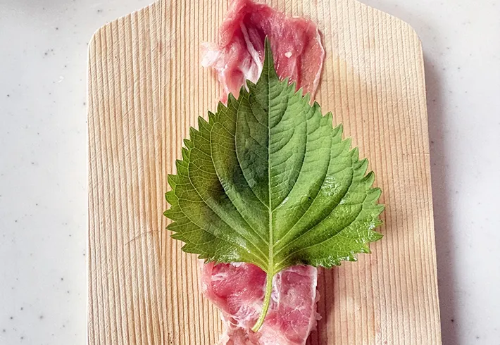 豚肉に大葉を乗せた画像（撮影：エニママ）