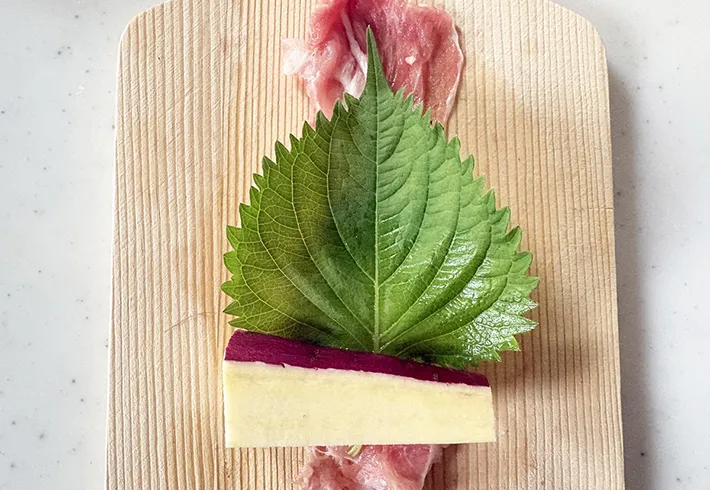 豚肉と大葉の上にさつまいもを乗せた画像（撮影：エニママ）