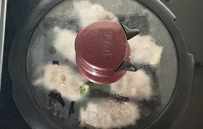 蒸し焼きにしている画像（撮影：エニママ）