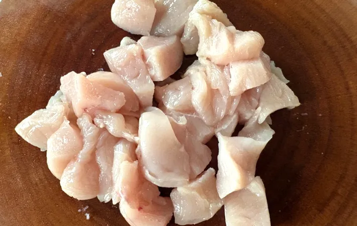 鶏むね肉を切った画像（撮影：エニママ）