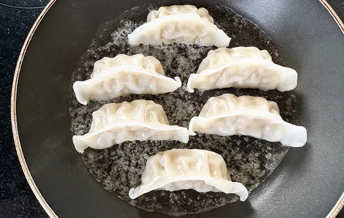 冷凍餃子を焼いている画像（撮影：エニママ）