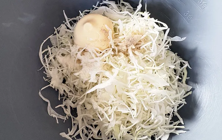 千切りキャベツと調味料をボウルに入れた画像（撮影：エニママ）