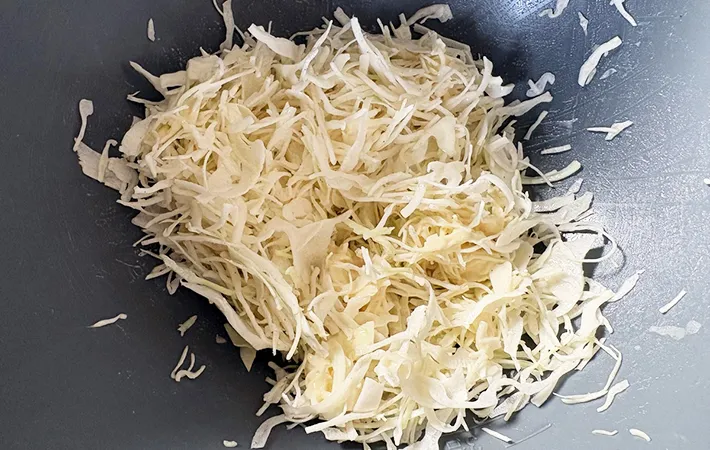 千切りキャベツと調味料を混ぜた画像（撮影：エニママ）