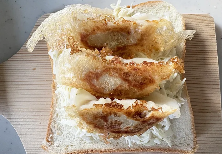 食パンに千切りキャベツと餃子を乗せた画像（撮影：エニママ）