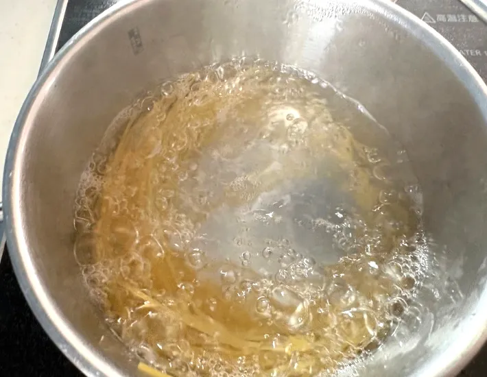 麺をゆでている画像（撮影：エニママ）