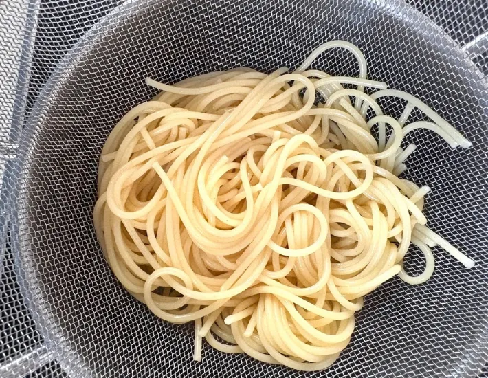 麺をザルにあけた画像（撮影：エニママ）