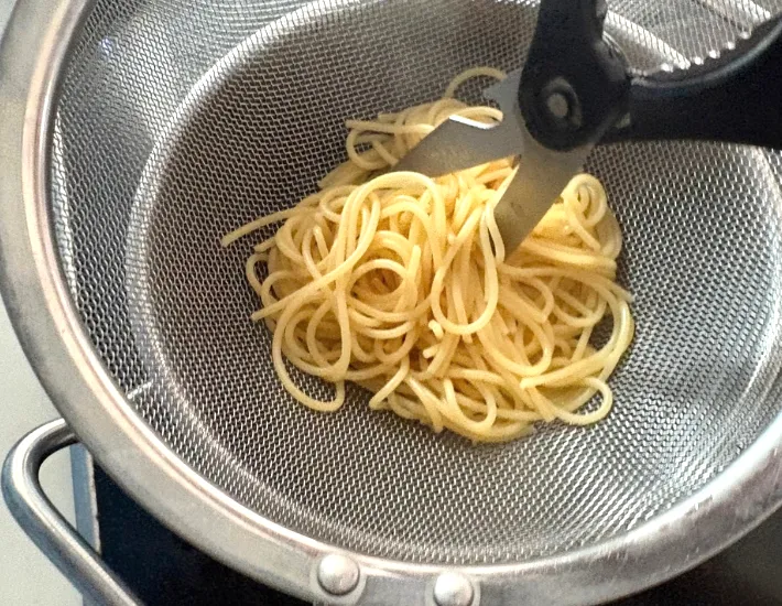 麺を切っている画像（撮影：エニママ）