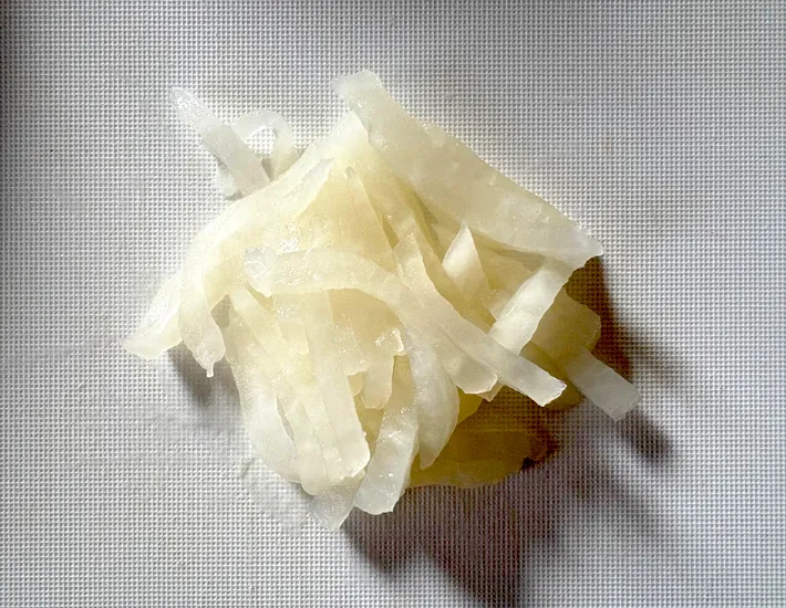 たくあんを細切りにした画像（撮影：エニママ）
