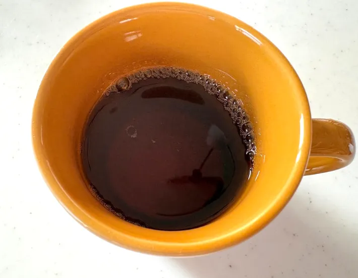 ウーロン茶をあたためる画像（撮影：エニママ）