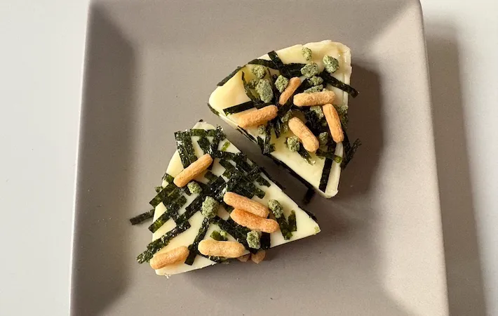 『6Pチーズ』にお茶漬けの素をまぶした画像（撮影：エニママ）