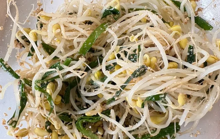 ニラともやしと調味料と和えた画像（撮影：エニママ）