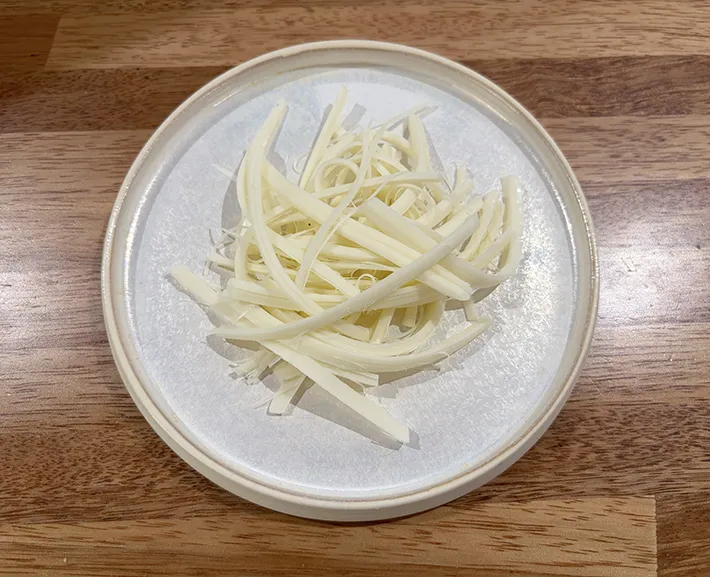 細かく裂いたチーズ