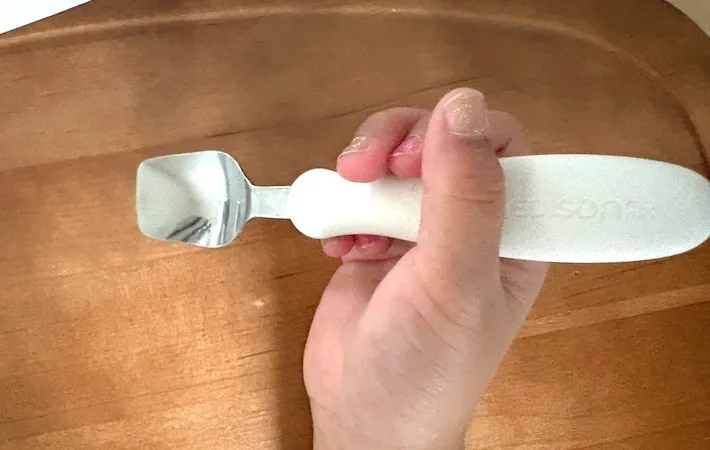スプーンの持ち方のビフォー画像（撮影：エニママ）