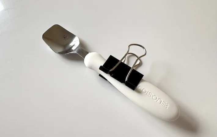 スプーンにダブルクリップを付けた画像（撮影：エニママ）