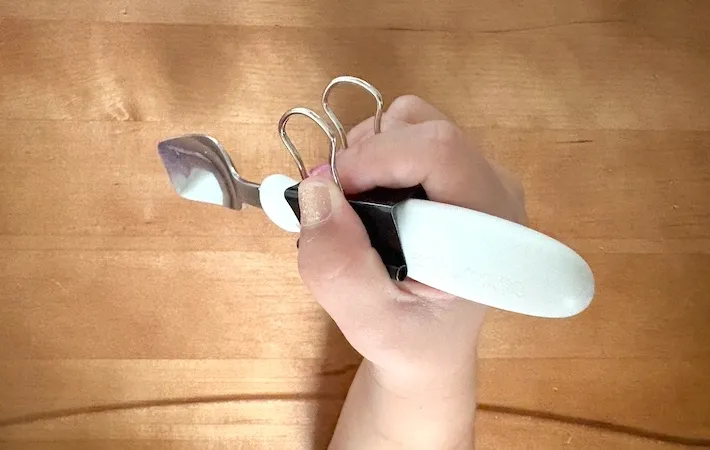 スプーンの持ち方のアフター画像（撮影：エニママ）