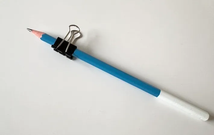 鉛筆にダブルクリップを付けた画像（撮影：エニママ）