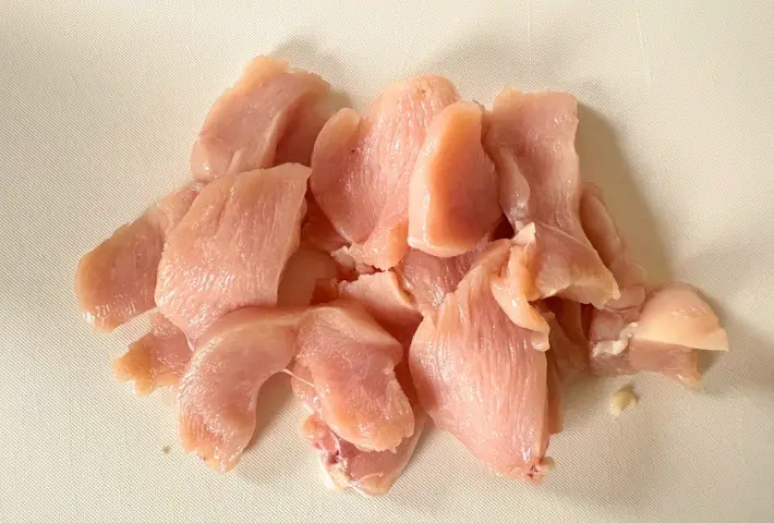 鶏むね肉をそぎ切りにした画像（撮影：エニママ）