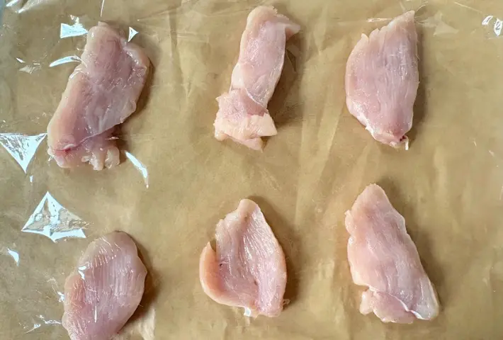 鶏むね肉を並べてラップをした画像（撮影：エニママ）