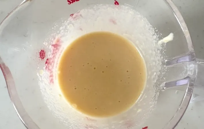 調味料を計量カップに入れて混ぜた画像（撮影：エニママ）