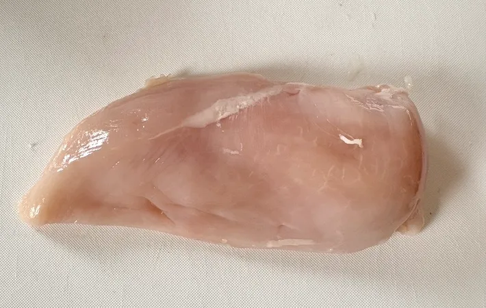 皮を取った鶏むね肉の画像（撮影：エニママ）
