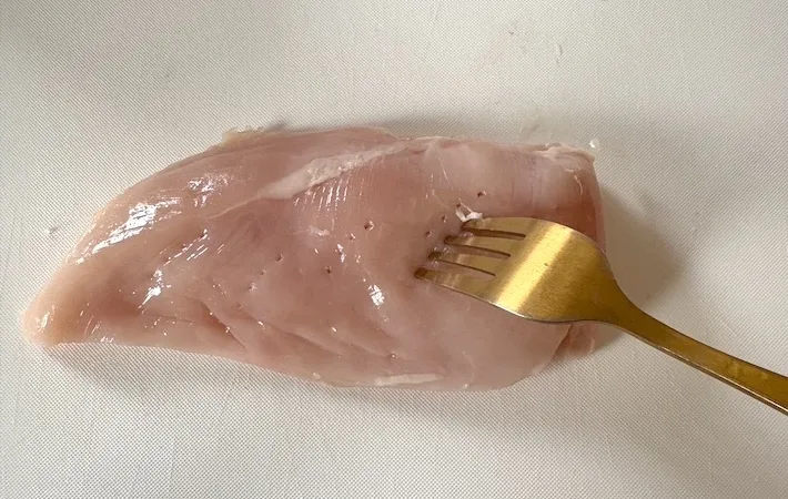 フォークを刺している画像（撮影：エニママ）