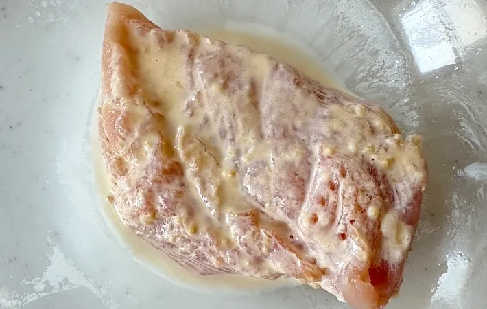 鶏むね肉を耐熱容器に入れた画像（撮影：エニママ）