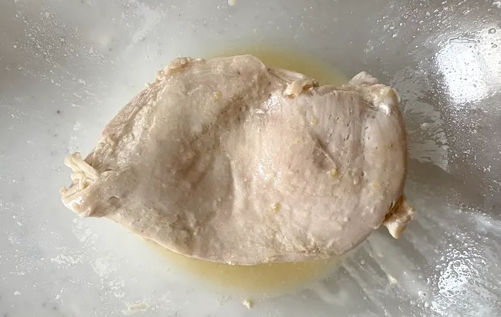 加熱した鶏むねを裏返した画像（撮影：エニママ）