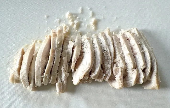 火が通った鶏むねを切った画像（撮影：エニママ）