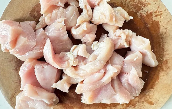 鶏むね肉をひと口大に切った画像（撮影:エニママ）　