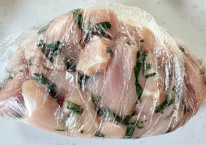 調味料を入れてよくもんだ後の鶏むね肉の画像（撮影:エニママ）　