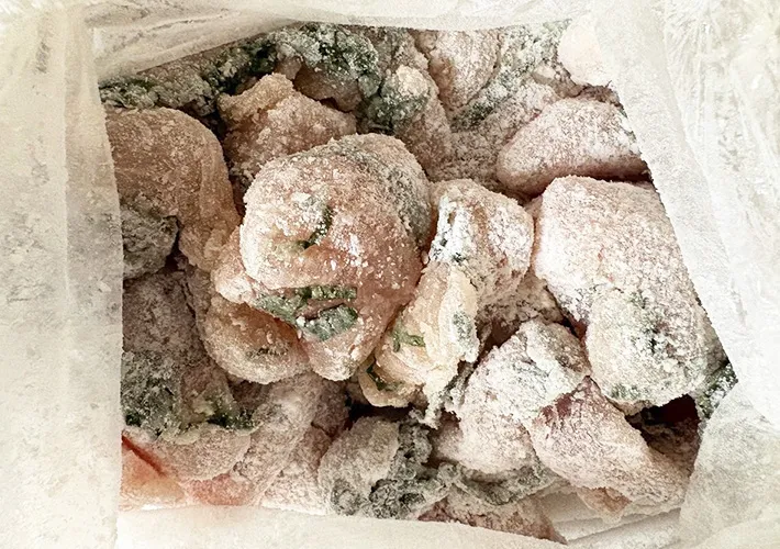 鶏むね肉に片栗粉をまぶした画像（撮影:エニママ）　