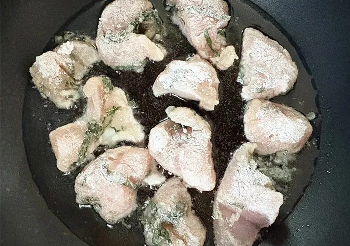 鶏むね肉を揚げ焼きにしている画像（撮影:エニママ）　