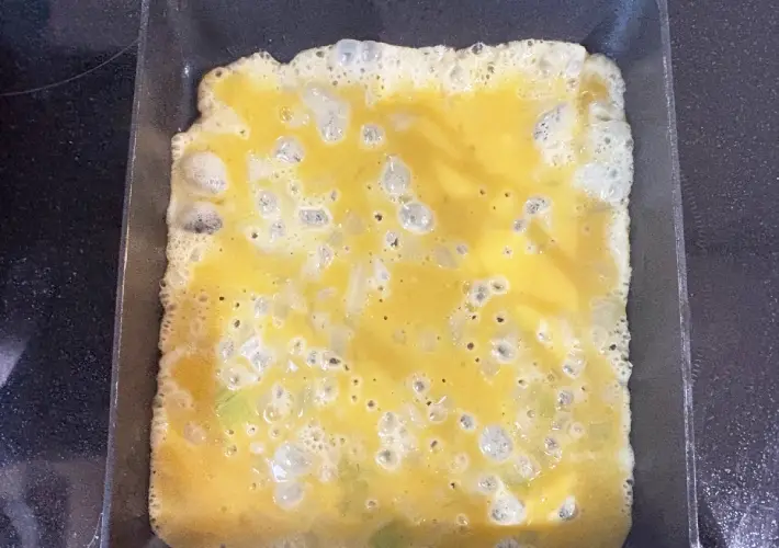 玉子焼き器に卵液を流し入れた画像（撮影：エニママ）