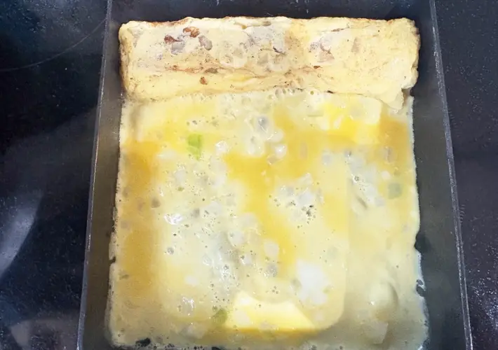 玉子焼きを巻きはじめた画像（撮影：エニママ）