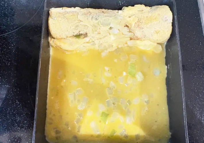 玉子焼きを巻いている画像（撮影：エニママ）