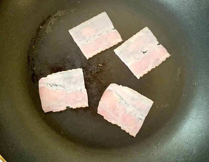ベーコンを焼いている画像（撮影：エニママ）