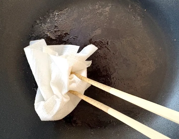 油をふき取る画像（撮影：エニママ）