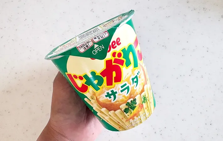 じゃがりこサラダ味のパッケージ画像（撮影:エニママ）　