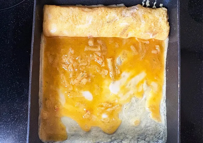卵液を巻いている途中の画像（撮影:エニママ）　