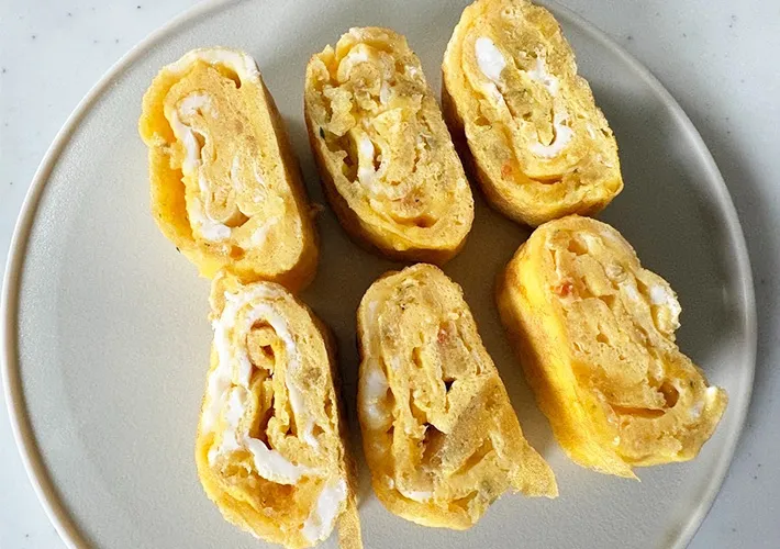 玉子焼きをカットした画像（撮影:エニママ）　
