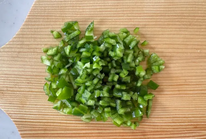 ピーマンをみじん切りにした画像（撮影：エニママ）