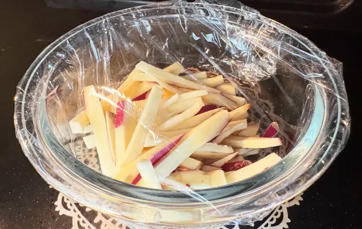 さつまいもを電子レンジで加熱している画像（撮影：エニママ）