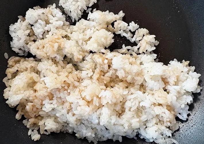 ご飯とドレッシングを混ぜた画像（撮影:エニママ）