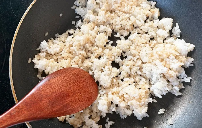 ご飯を炒めている画像（撮影:エニママ）