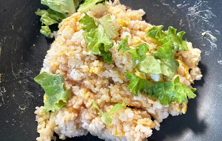 ご飯に残りのドレッシングを加えた画像（撮影:エニママ）