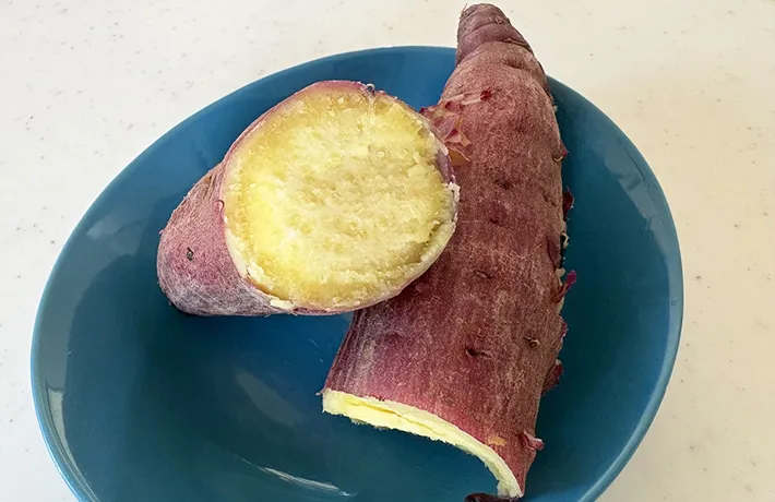 焼き芋を割った画像（撮影：エニママ）