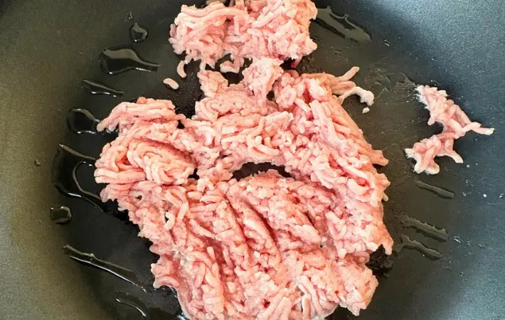 豚ひき肉を炒めている画像（撮影：エニママ）