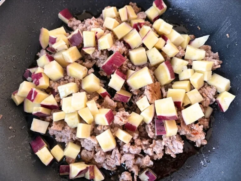 サツマイモとひき肉のそぼろ