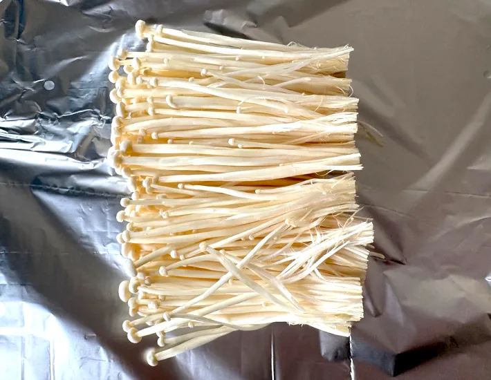 アルミホイルにえのきを乗せた画像（撮影：エニママ）