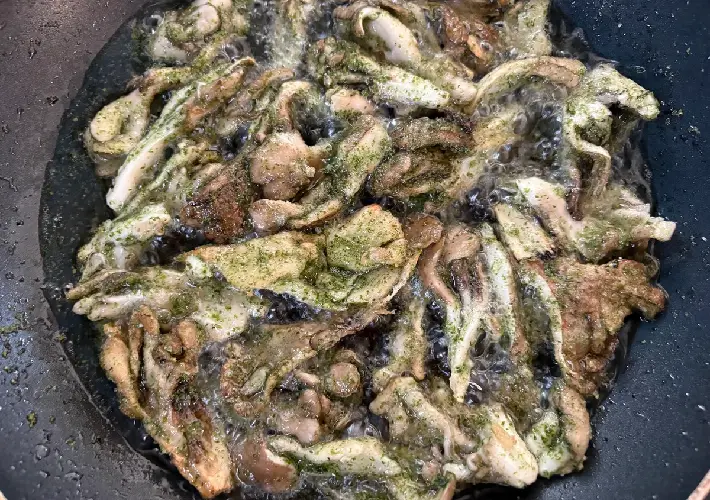 まいたけを揚げ焼きにしている画像（撮影：エニママ）